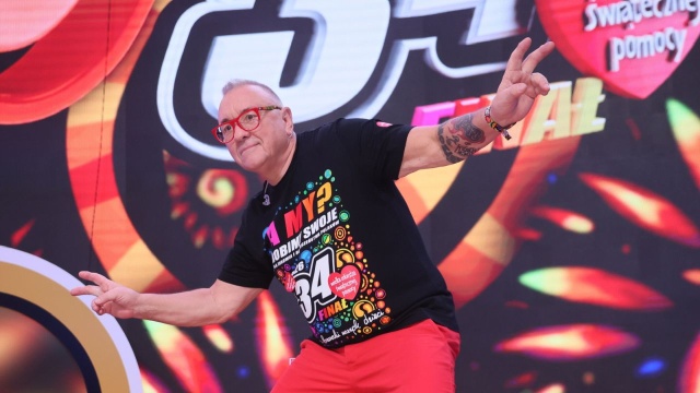 Finał przebiega spokojnie, aukcje idą jak burza - zapewnił w niedzielę prezes Wielkiej Orkiestry Świątecznej Pomocy Jerzy Owsiak. Przez 33 lata ciągle się z czegoś tłumaczyliśmy, komuś odpowiadaliśmy. To się skończyło, robimy swoje - dodał.