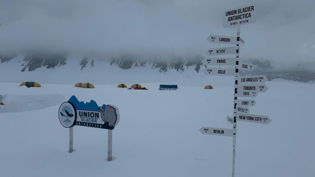 Beata Rucińska-Grygiel po zdobyciu najwyższego szczytu i wulkanu Antarktydy oraz bieguna południowego, czeka w obozie Union Glacier Camp na lot powrotny do Chile.