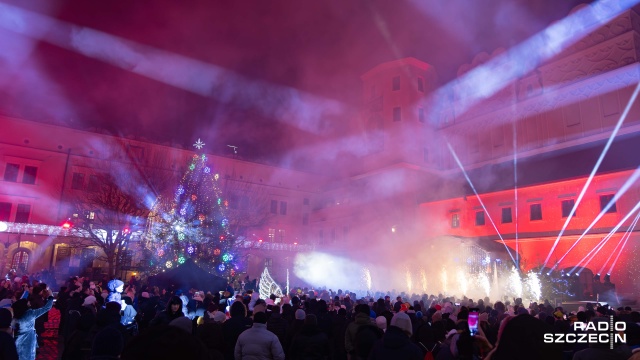Niebo nad szczecińskim Zamkiem Książąt Pomorskich rozbłysło dla Wielkiej Orkiestry Świątecznej Pomocy. W ramach finału WOŚP na zamkowym dziedzińcu odbyło się tradycyjne Światełko do Nieba, poprzedzone wspólnym odliczaniem uczestników.