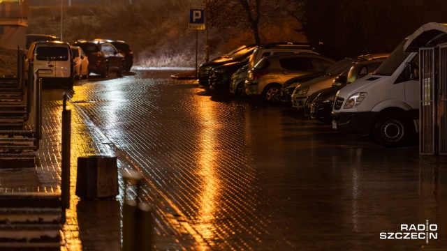 Temperatury minusowe, do tego mży - jezdnie i chodniki pokrywa lód. Szczególna ostrożność i wcześniejsze wyjście do pracy albo szkoły - o to apeluje szczeciński Zarząd Dróg i Transportu Miejskiego. To przez gołoledź w różnych częściach miasta.