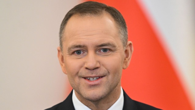 Prawie dwie godziny trwało spotkanie prezydenta Karola Nawrockiego i szefa dyplomacji Radosława Sikorskiego w sprawie ambasadorskich nominacji. Karol Nawrocki zaprosił szefa MSZ na rozmowę o tym, jak zakończyć dyplomatyczny spór.