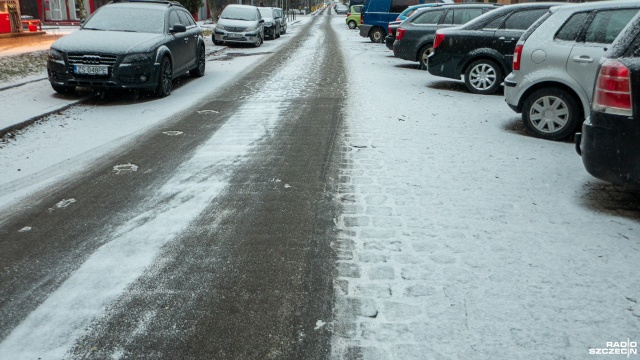 Wciąż trudne warunki pogodowe panują nad morzem. W Kołobrzegu służby nadal pracują na pełnych obrotach, a w mieście kolejny raz zebrał się sztab kryzysowy.