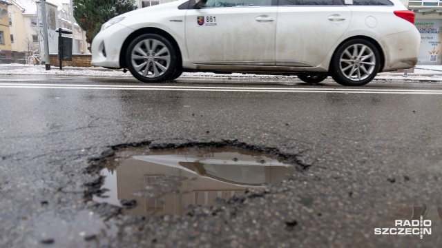 Mróz wciąż daje się we znaki, a na szczecińskich ulicach pojawiają się ubytki w asfalcie. Dla niektórych kierowców to spory problem. Część z nich uważa, że niskie temperatury tylko uwypukliły istniejące od lat problemy miejskich dróg, inni twierdzą, że w centrum miasta wciąż można jeździć bez większych przeszkód.