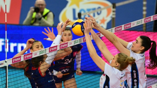 Kibice siatkarek Lotto Chemika przecierali oczy ze zdumienia podczas meczu z Budowlanymi Łódź w Tauron Lidze. Policzanki w dwóch setach prezentowały się fatalnie na parkiecie i zasłużenie przegrywały z wiceliderem tabeli. Fani byli także zaskoczeni zachowaniem zawodniczek polickiej drużyny po przegranej partii do 9. Chemiczki podczas krótkiej przerwy w komplecie zeszły z boiska i udały się do szatni bez trenera i jego sztabu szkoleniowego.