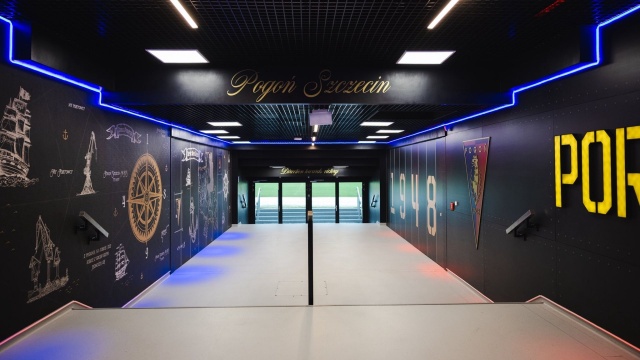 Są morskie i stoczniowe akcenty, są słowa klubowego hymnu oraz herb Pogoni. Nowy tunel, którym piłkarze wychodzą na boisko stadionu przy Twardowskiego, został uroczyście zaprezentowany.