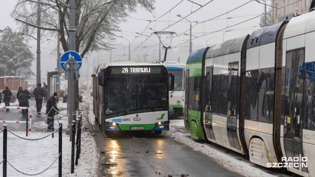 Mimo wieczornych zapowiedzi, część tramwajów nie wyjechała w środę rano na szczecińskie tory. Według wstępnych informacji, także te pojazdy, które wyjechały na trasy, zatrzymują się.