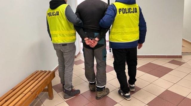 Mieszkaniec Koszalina, który groził taksówkarzowi nożem został zatrzymany. Policjanci ustalili, że w miniony weekend 35-letni mężczyzna zamówił zakupy przez aplikację. Po tym jak kierowca przyjechał pod wskazany adres, sprawca odmówił zapłaty za zakupy i wyjął nóż.