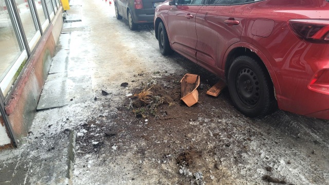 Dziś z okna bloku przy ulicy Rycerskiej w Policach na chodnik spadła podłużna doniczka z ziemią i kwiatami. Pojemnik doszczętnie się rozbił ale na szczęście nikomu nie wyrządził krzywdy.