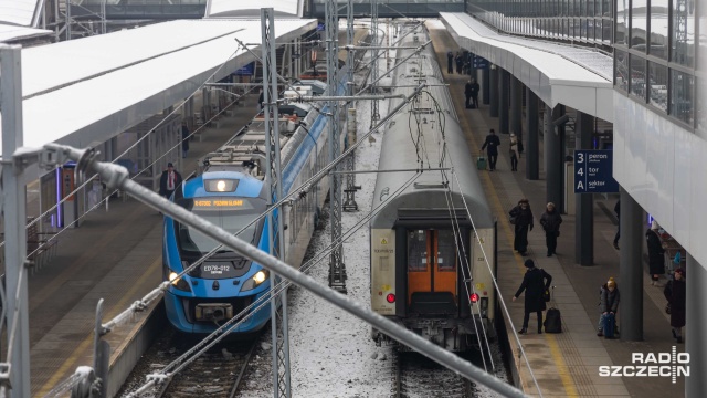 Jest znacznie lepiej - mówią pasażerowie, którzy ze stacji Głównej w Szczecinie wyruszają w podróż koleją. Jeszcze wczoraj z uwagi na utrudnienia po niedawnych marznących opadach wiele pociągów nie kursowało bądź miało kilkugodzinne opóźnienia.