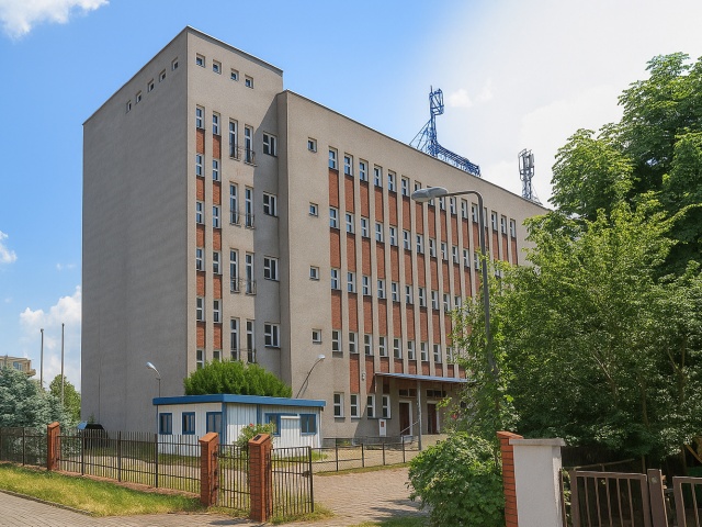 Inwestycja w nieruchomość to jedna z najpewniejszych form lokaty kapitału. Odpowiedni budynek mieszkalny może przynieść Ci satysfakcjonujące zyski. Sprawdź, jak przygotować się do zakupu i jak znaleźć lokal dopasowany do profilu Twojej działalności.