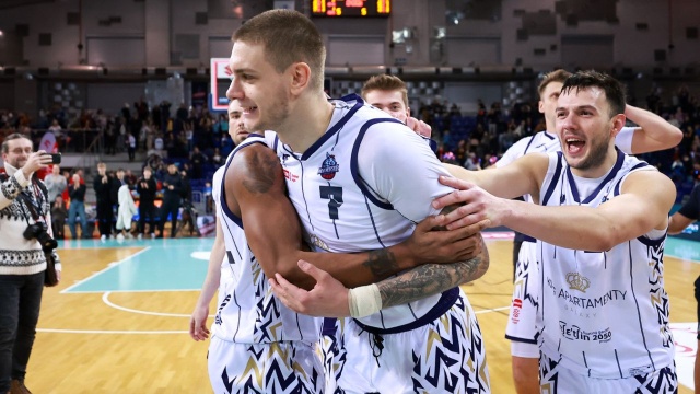 Koszykarze Kinga już w komplecie przygotowują się do meczu z Czarnymi Słupsk w Orlen Basket Lidze. Do szczecińskiej drużyny powrócił Serb Nemanja Popović. Podkoszowy gracz Wilków Morskich z powodów osobistych wyjechał do swojej ojczyzny i nie wystąpił w pojedynkach ze Startem Lublin i Twardymi Piernikami Toruń.