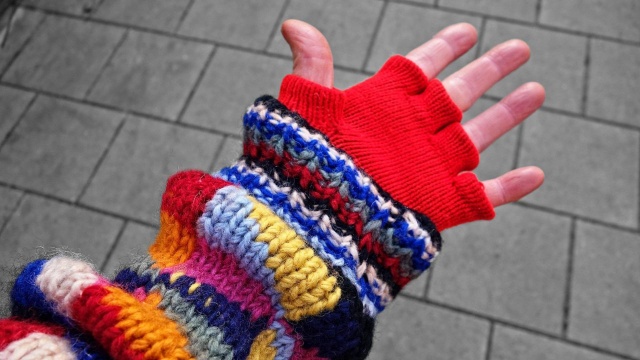 Nad Polskę nadciągnęła fala mrozów. Według prognoz, taka aura ma się utrzymać przez kilka najbliższych dni. W taką pogodę szczególnie trzeba uważać, aby nie doprowadzić do wychłodzenia organizmu.