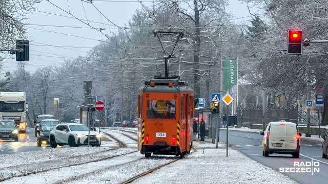 Sobota i niedziela będzie bardzo mroźna. Słupki rtęci pokażą w nocy nawet minus 13 stopni, ale synoptycy nie przewidują opadów, co nawet przy wysokiej wilgotności, nie powinno spowodować oblodzenia trakcji.