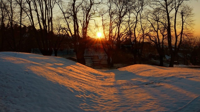 Na Pomorzu Zachodnim utrzymują się silne mrozy - w nocy temperatury mogą spaść nawet do -15C. Wicewojewoda zachodniopomorski Dawid Krystek apeluje do mieszkańców o zachowanie czujności i przypomina, że wszystkie służby są gotowe do działania w sytuacjach kryzysowych.