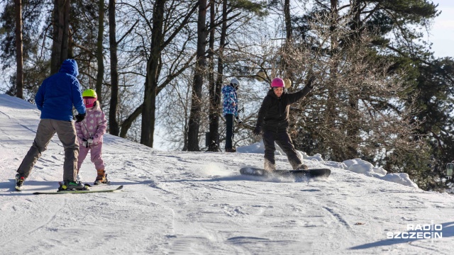 Odzież termiczna, trzy pary skarpet, ciepła herbata w termosie i już można korzystać w wyjątkowo zimowej aury. Wielu szczecinian postawiło na sporty zimowe.