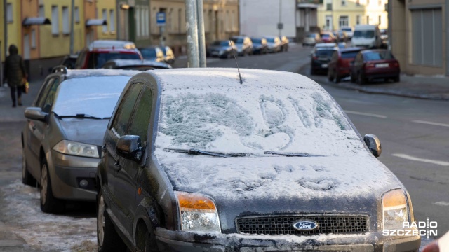 Gołoledź i śnieg w ubiegłym tygodniu, mróz - jeszcze przez kilka dni. Trudne warunki pogodowe dają się we znaki nie tylko szczecińskim pieszym, ale też kierowcom.