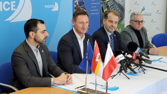 Niemal 35 milionów złotych dostał w poniedziałek powiat i gmina Police. Pieniądze z Urzędu Marszałkowskiego i Funduszy Unijnych przeznaczone są na zakup zeroemisyjnych autobusów, modernizację zakładu odzysku i składowania odpadów w Leśnie Górnym, a także na rozwój infrastruktury drogowo-rowerowej.