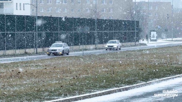 Choć główne drogi w mieście są suche i czarne, to osiedlowe zaułki i parkingi wciąż pokrywa gruba warstwa lodu. Zjeżdżanie w takie trasy może skończyć się poślizgiem.