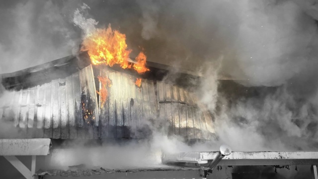 600 metrów kwadratowych w płomieniach. Ponad 50 ratowników z Gryfic, Szczecina i Koszalina, a także lokalnych strażaków ochotników walczyło we wtorek w Pogrzelicy z pożarem domków letniskowych