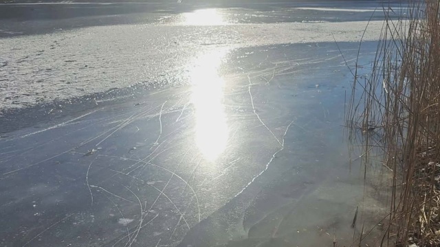 Szczeciński magistrat ostrzega pieszych śmiało stąpających po zamarzniętym jeziorze Głębokie.