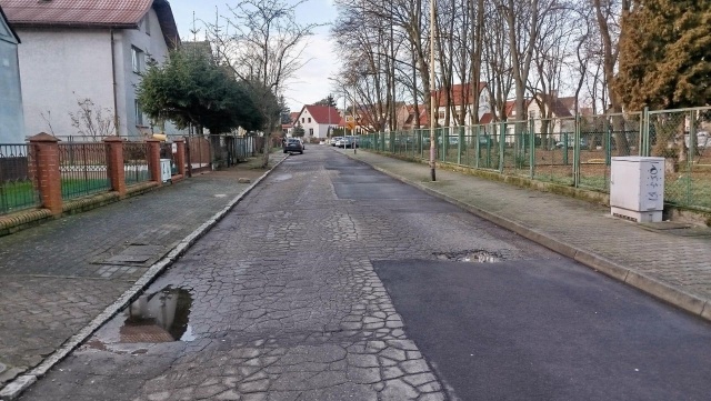 Na fragmencie pomiędzy ulicami Wieniawskiego i Nowowiejskiego pojawi się nowy chodnik i równa nawierzchnia drogi.