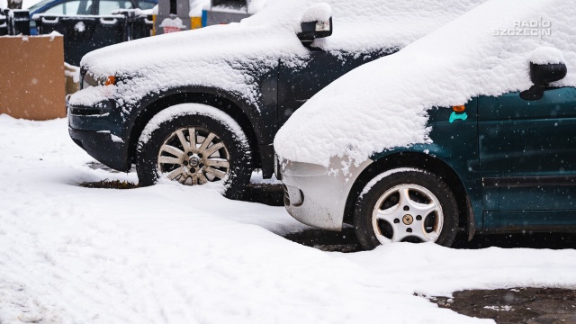 Na ulicach wciąż widać samochody pokryte lodem i śniegiem, a długotrwałe mrozy dają się we znaki kierowcom.