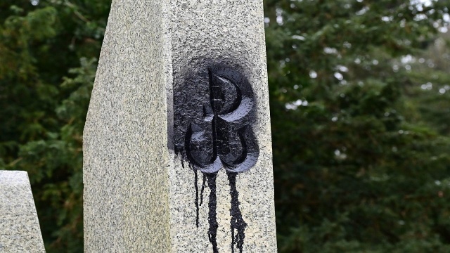 Znak Polski Walczącej - kotwica wykuta w granicie, na monumencie upamiętniającym żołnierzy AK na szczecińskim Cmentarzu Centralnym - został pomazany czarną farbą. Sprawca lub sprawcy nie będą poszukiwani, bo administracja nekropolii nie zgłosi sprawy policji. Pomnik już oczyszczono.
