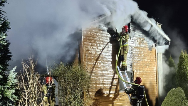 Pożar domku na terenie Rodzinnych Ogrodów Działkowych w Bartoszewie gminie Police.