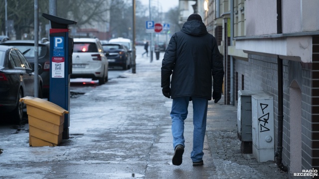 Oblodzone chodniki grożą upadkiem i urazami. Nie zapowiada się, że sytuacja ulegnie wkrótce poprawie, gdyż nadchodzącej nocy temperatura w regionie może spaść poniżej zera.