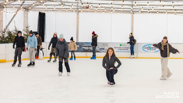 Jeździć każdy może - trochę lepiej lub trochę gorzej. Szczecinianie udowadniają, że jazda na łyżwach im niestraszna.