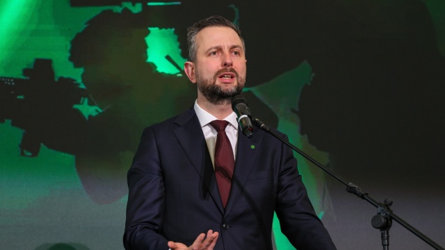 Projekt SAFE będzie budował nową architekturę bezpieczeństwa w Europie - mówi wicepremier, szef MON Władysław Kosiniak-Kamysz. Unijna pożyczka na program wsparcia obronności ma być jednym z tematów popołudniowego posiedzenia Rady Bezpieczeństwa Narodowego.