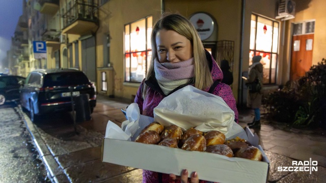 Jeszcze dobrze nie wstało słońce, a przed szczecińskimi cukierniami stoją pierwsi smakosze - w końcu to Tłusty Czwartek. Kuszeni zapachem świeżych pączków, mieszkańcy wpadają tu przed pracą po słodki początek dnia.