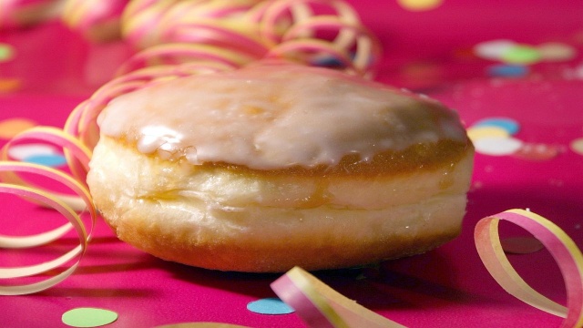 Tłusty Czwartek to obowiązkowe święto dla amerykańskiej Polonii. Już od środy polskie sklepy spożywcze, piekarnie oraz cukiernie, gdzie można kupić paczki, wręcz oblegane były przez Polaków. Po pączki przychodzą także Amerykanie.