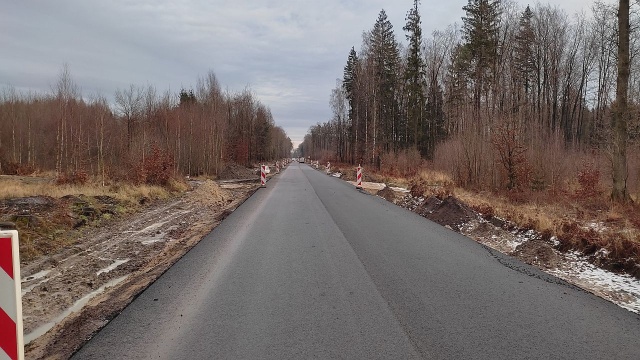 Trwa przebudowa odcinka drogi wojewódzkiej 102 między Trzebiatowem i Kołobrzegiem.