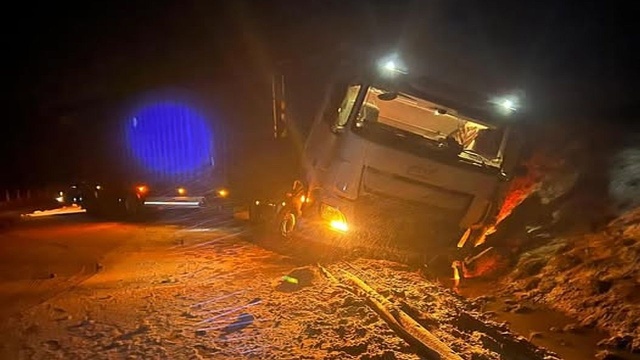 Między węzłami Ustronie Morskie a Kołobrzeg Wschód, w rejonie wsi Stramniczka ciężarówka uderzyła w bariery energochłonne.
