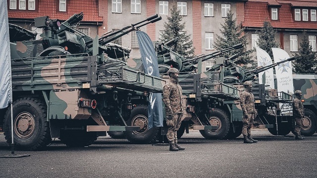 Potrzebujemy szybkiego wsparcia finansowego dla polskiej armii - mówili goście Radia Szczecin na Wieczór. Dyskutowali też, czy prezydent Karol Nawrocki powinien podpisać zgodę na zaciągnięcie pożyczki z unijnego programu SAFE.