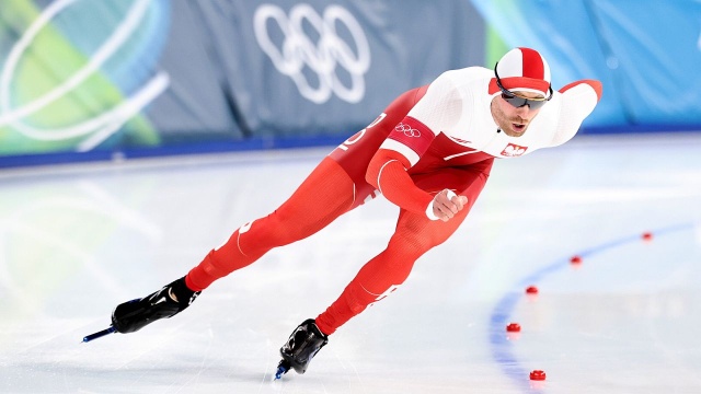 Po piątkowym srebrze Władimira Siemirunnija na 10 tys. m w sobotę o medale olimpijskie igrzysk w Mediolanie-Cortinie na 500 m powalczą polscy sprinterzy z wiceliderem Pucharu Świata - Damianem Żurkiem na czele.
