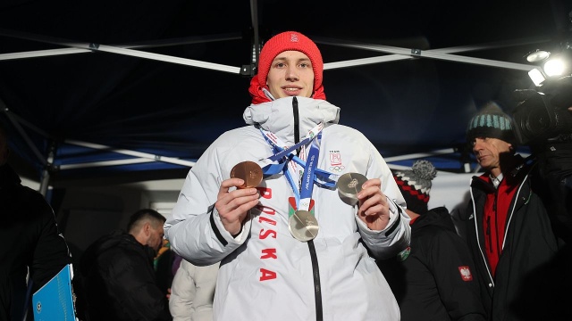 Trzykrotny medalista olimpijski Kacper Tomasiak został tłumnie przywitany w rodzinnej Bystrej po powrocie do Polski. Skoczek narciarski wrócił z Włoch, jako jeden z najbardziej utytułowanych zawodników igrzysk.