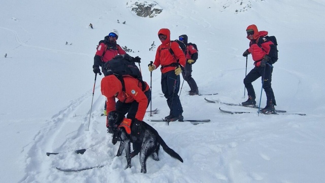 Kolejny dzień poszukiwań 30-letniego turysty w Tatrach nie przyniósł rezultatu. Ratownicy w czwartek wstrzymali działania z uwagi na pogarszające się warunki i wzrost zagrożenia lawinowego do trzeciego stopnia.