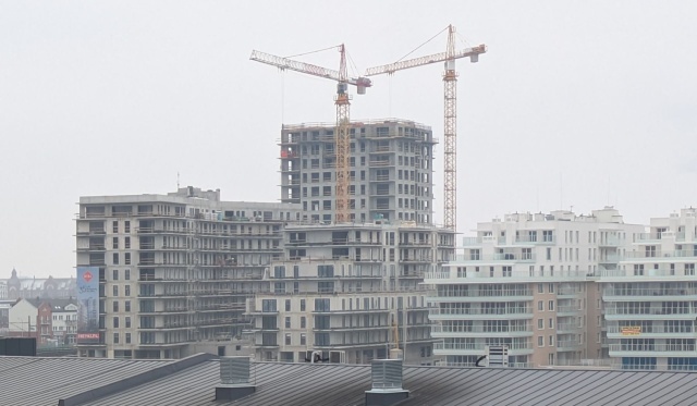 Realizacja koncepcji Floating Garden czy moloch z wielkiej płyty - w audycji Radio Szczecin na Wieczór trwała dyskusja o zabudowie mieszkalnej na szczecińskiej kępie Parnickiej. W przestrzeni publicznej zaczęły pojawiać się krytyczne komentarze odnoszące się do bloków nad Odrą. Budynki w zamyśle miały przypominać okręty.