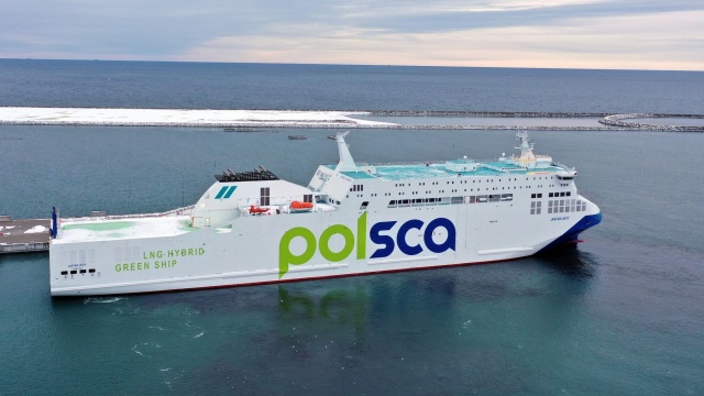 Nieco ponad 100 pasażerów, 60 samochodów osobowych, ale też ponad 3 tys. zestawów ciężarowych - tyle przetransportował nowy prom Jantar Unity przez pierwszy miesiąc kursowania.