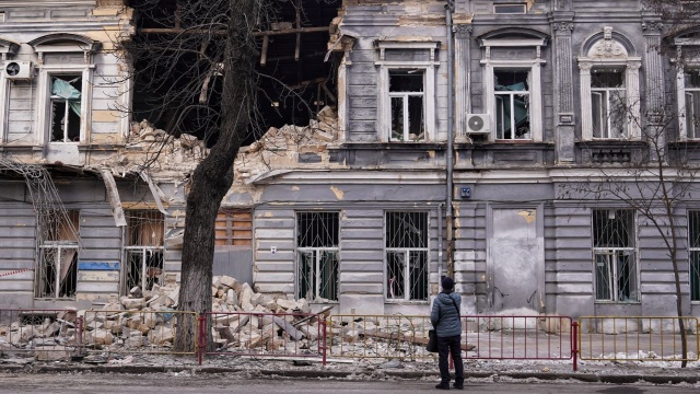 Ostrzały za pomocą dronów i rakiet to dla mieszkańców Charkowa niemal codzienność. Najtrudniej znoszą to najmłodsi. Dźwięki eksplozji wywołują lęk. Dorośli próbują wspierać dzieci w trudnych chwilach.