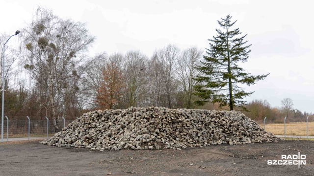 Baza materiałowa przy ulicy Hangarowej należąca do miasta - to nowy adres kamiennej kostki, którą przed laty wyłożona była aleja Jana Pawła II, ustalił reporter Radia Szczecin. Poniemiecki bruk został zdarty podczas remontu sześć lat temu. Do dziś sprawa ta budzi wiele wątpliwości, a ostatnio przy okazji wydanej przez ZUT ekspertyzy o złym stanie technicznym nowej nawierzchni pojawiają się pytania, czy w ogóle operacja ta miała sens.