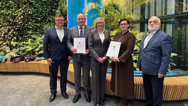 Powiat Świdwiński otrzyma prawie 5,5 miliona złotych na kształcenie zawodowe i termomodernizację. Umowę na dotację podpisała dziś wicemarszałkini województwa zachodniopomorskiego Anna Bańkowska i starostwa świdwiński Mirosław Majka.