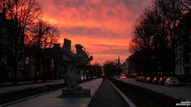 Miejski Konserwator Zabytków w Szczecinie pracuje nad dokumentem umożliwiającym ochronę historycznej infrastruktury drogowej leżącej w obrębie ścisłego centrum. Z ustaleń Radia Szczecin wynika, że działanie to jest pokłosiem m.in. sprawy dotyczącej wyrzucenia z Alei Jana Pawła II przedwojennych kamiennych kostek.