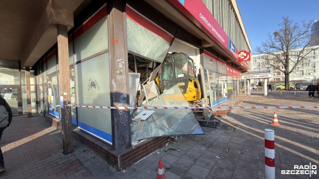 Koparka wjechała w witrynę [ZDJĘCIA]