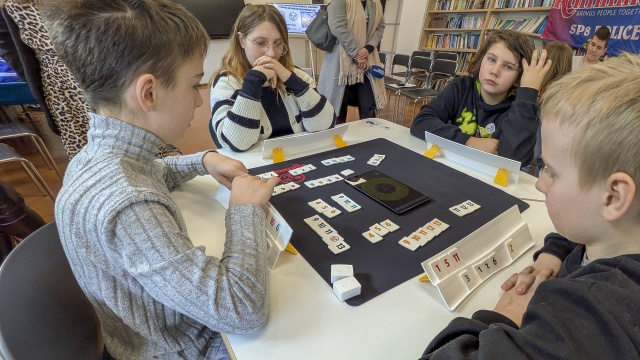 Plastikowe kostki z numerkami w różnych kolorach mogą dać masę frajdy - przekonują młodzi uczestnicy turnieju Rummikub.