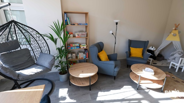 Nowe gabinety, pomoce dydaktyczne i sala do prowadzenia spotkań i grup wsparcia. Regionalne Centrum Kryzysowe na lewobrzeżu Szczecina doczekało się nowej siedziby.