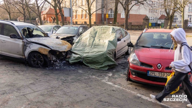 Auta stanęły w ogniu w centrum Szczecina. W nocy z piątku na sobotę przy ul. Wielkopolskiej spłonęły cztery samochody.