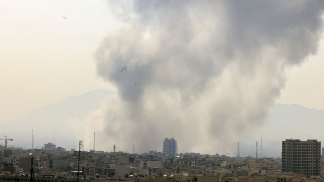 Stany Zjednoczone i Izrael przeprowadziły skoordynowane uderzenia na cele w Iranie. Eksplozje słychać było w Teheranie, a o wybuchach informowano też między innymi w Kom, Isfahanie, Tebrizie i kilku innych miastach.